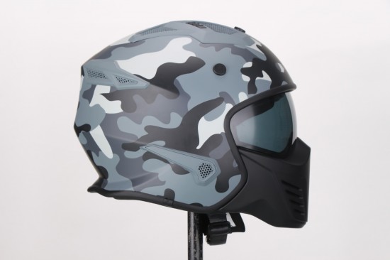 Helm met mondstuk vito bruzano camouflage zijkant