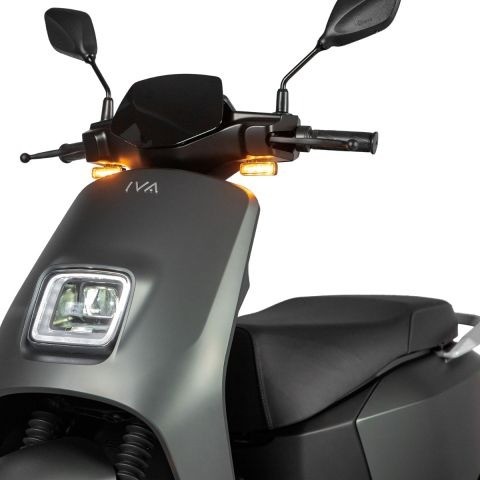 Iva nce voorzijde elektrische scooter megascooter