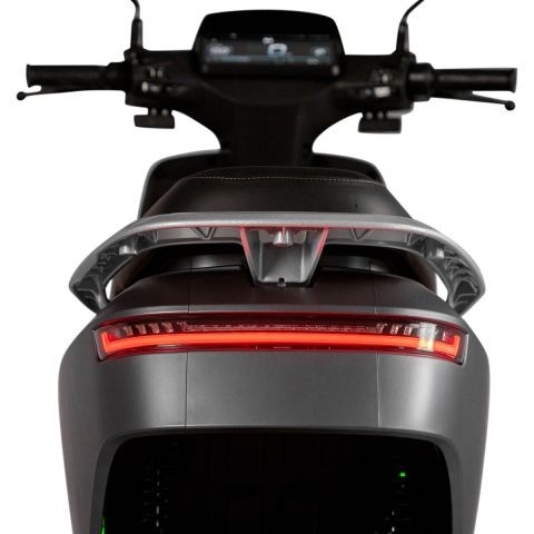 Ivancfachterkant elektrische scooter megascooter