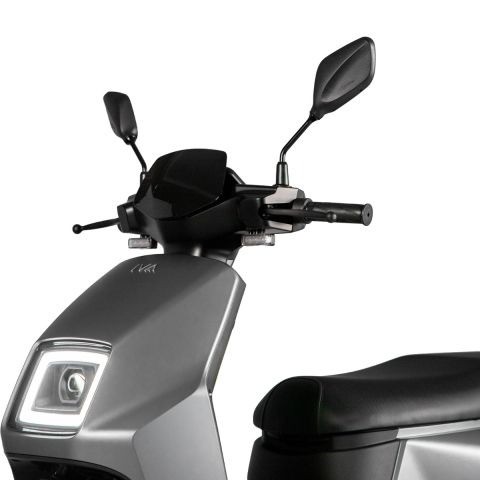 Ivancfvoorkantschuin elektrische scooter megascooter