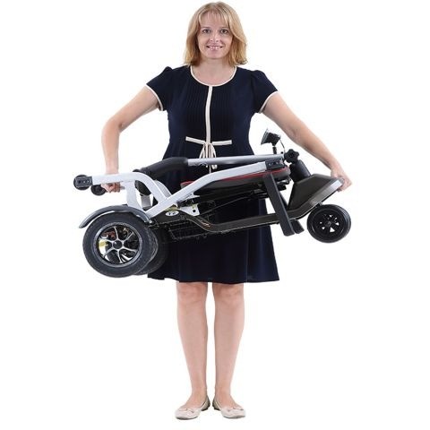 Scootmobiel iva traveller 700 series bij megascooter ingeklapt en vasthouden